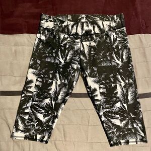 Fabletics Capri Tropical Black and White Leggings